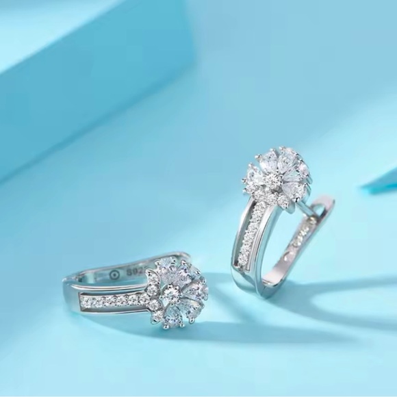 Gorgeous 925 Silver earrings with cubic zirconia amazing looking piece - Picture 4 of 4